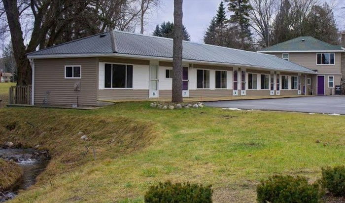 South Arms Retreats (Rainbow Motel) - Web Listing (newer photo)